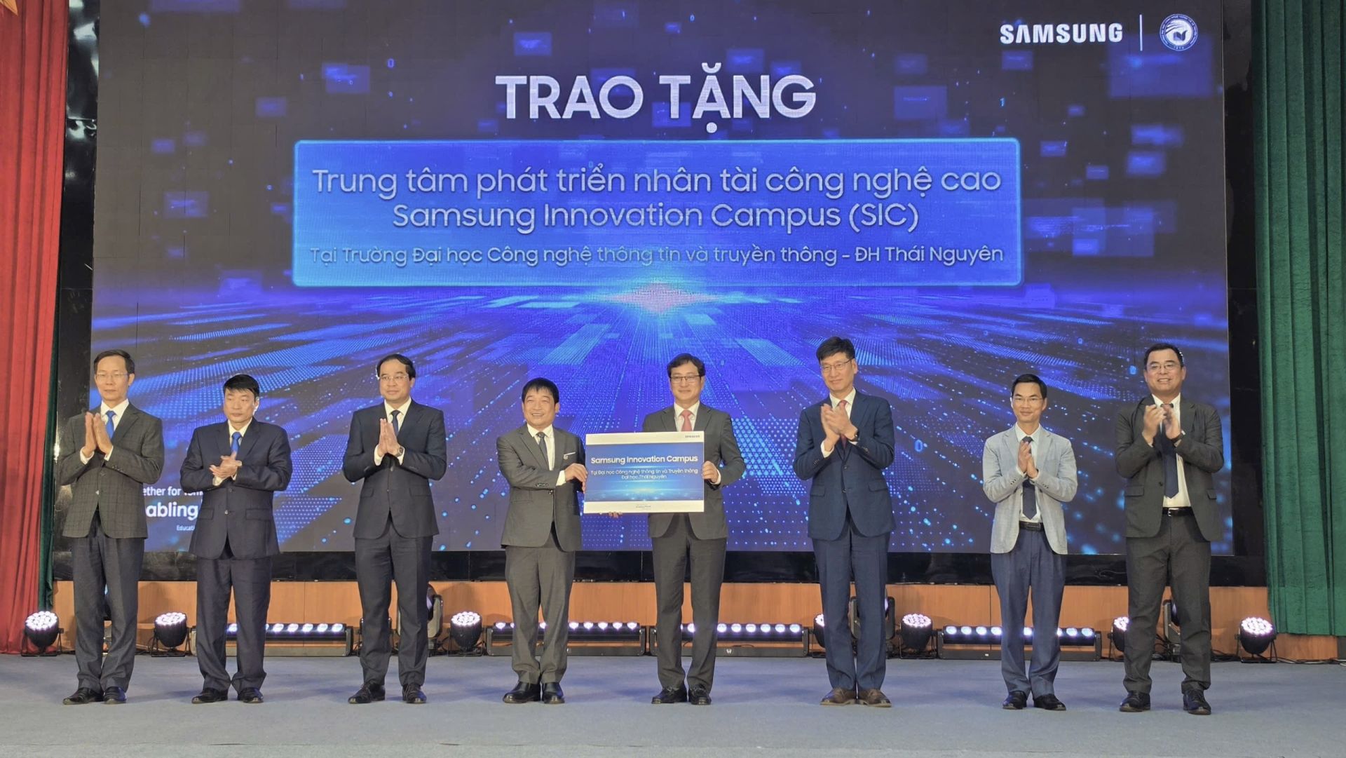 Đại diện Samsung Việt Nam thực hiện nghi thức trao tặng Trung t&acirc;m Ph&aacute;t triển nh&acirc;n t&agrave;i c&ocirc;ng nghệ cao Samsung Innovation Campus tại Th&aacute;i Nguy&ecirc;n