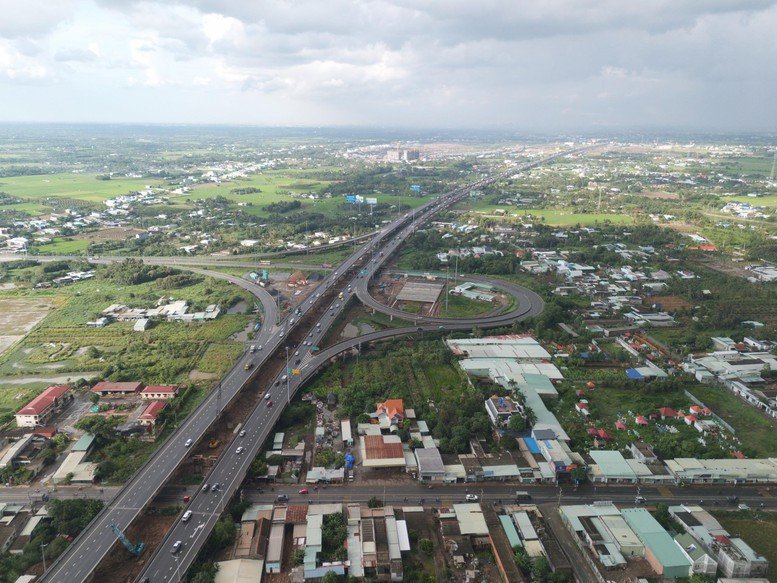 Đẩy nhanh tiến độ các dự án đầu tư xây dựng đường bộ cao tốc tại khu vực Đông Nam Bộ và Tây Nam Bộ Đẩy nhanh tiến độ các dự án đầu tư xây dựng đường bộ cao tốc tại khu vực Đông Nam Bộ và Tây Nam Bộ
