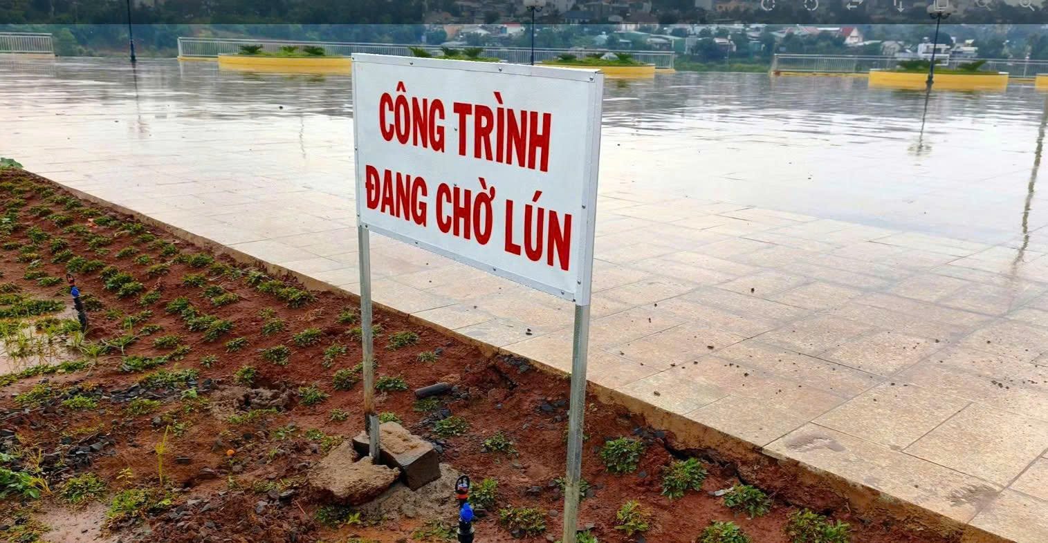 Hiện tượng lún nứt tại Quảng trường trung tâm Gia Nghĩa. PĐ Hiện tượng lún nứt tại Quảng trường trung tâm Gia Nghĩa. PĐ