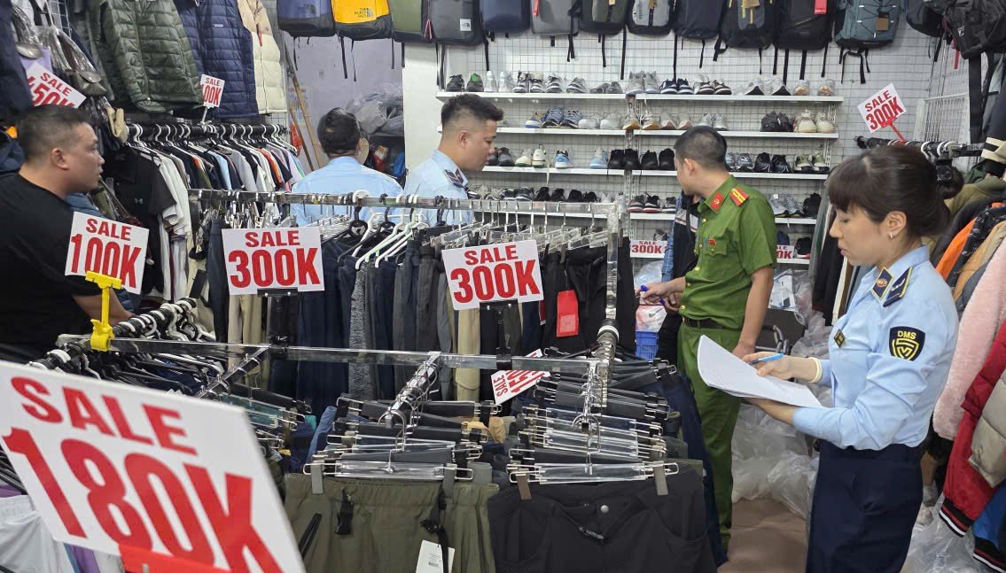 Lực lượng chức năng H&agrave; Nội kiểm tra h&agrave;ng h&oacute;a vi phạm