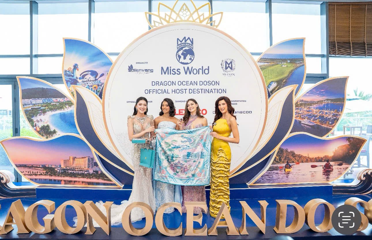 Đại diện Miss World c&aacute;c nước chụp ảnh lưu niệm c&ugrave;ng m&oacute;n qu&agrave; ch&agrave;o mừng của KDL Quốc tế Đồi Rồng.