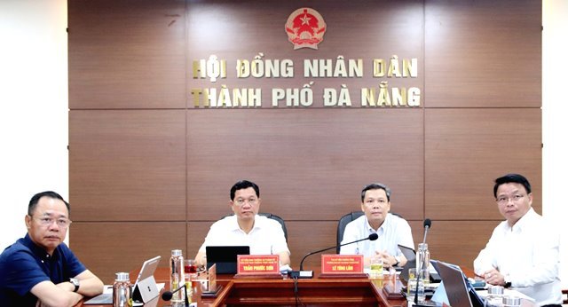 Ph&oacute; Chủ tịch Thường trực HĐND th&agrave;nh phố Trần Phước Sơn (trong c&ugrave;ng b&ecirc;n tr&aacute;i) v&agrave; Trưởng ban Đ&ocirc; thị HĐND th&agrave;nh phố L&ecirc; T&ugrave;ng L&acirc;m chủ tr&igrave; buổi họp.