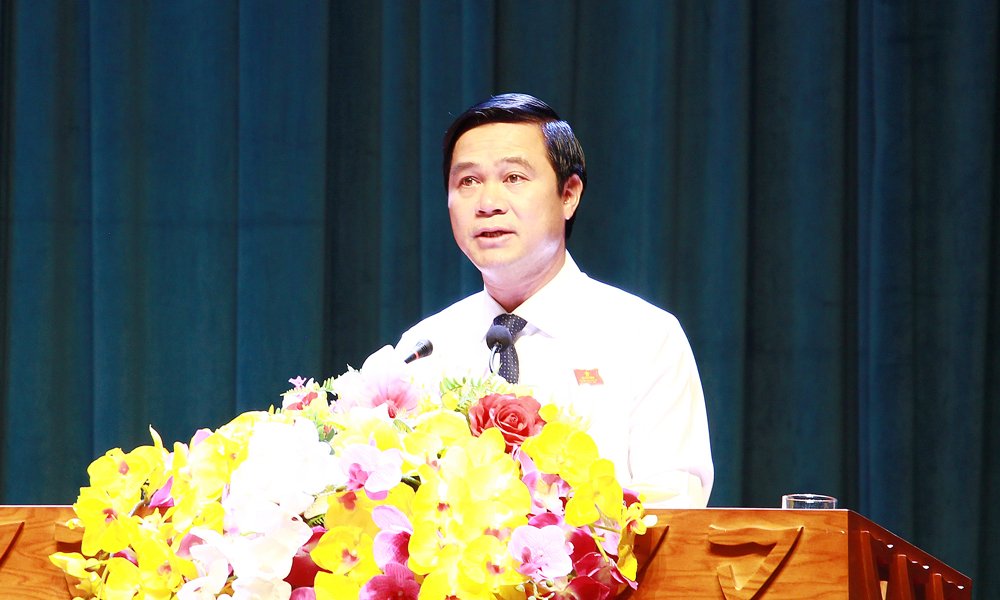 Phó Chủ tịch UBND tỉnh Lê Xuân Lợi trình bày các Tờ trình tại kỳ họp. Phó Chủ tịch UBND tỉnh Lê Xuân Lợi trình bày các Tờ trình tại kỳ họp.