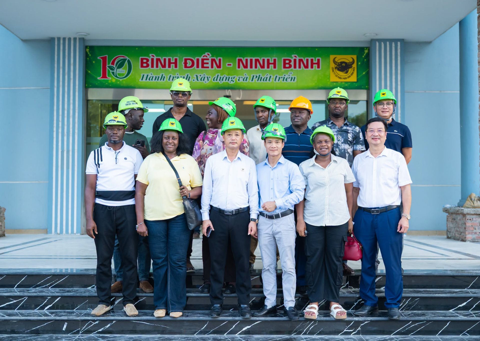 Đoàn công tác Uganda chụp ảnh lưu niệm với lãnh đạo Công ty CP Bình Điền Ninh Bình. Ảnh: BĐNB Đoàn công tác Uganda chụp ảnh lưu niệm với lãnh đạo Công ty CP Bình Điền Ninh Bình. Ảnh: BĐNB