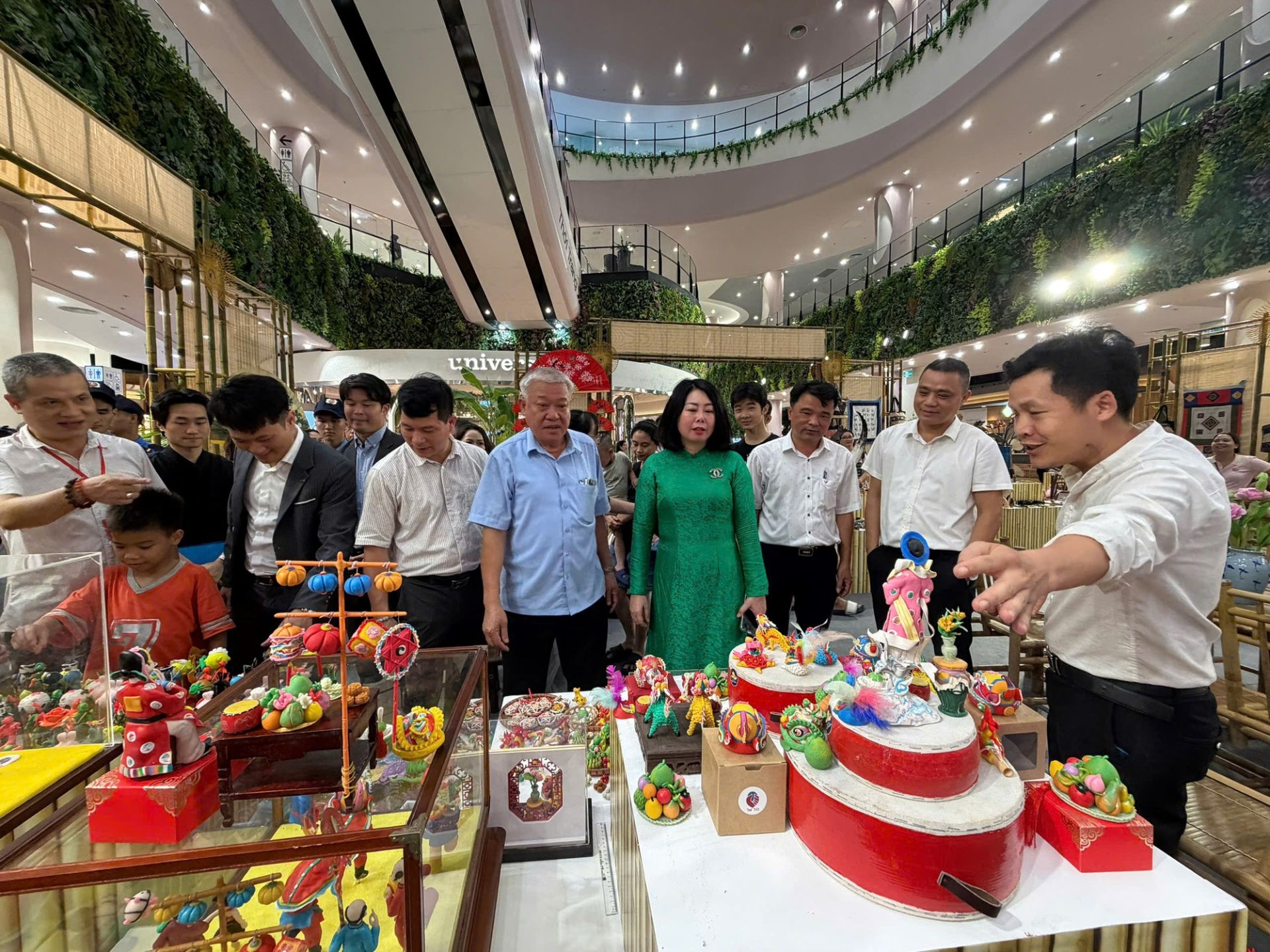 Các sản phẩm OCOP, nông sản đặc sản vùng miền được trưng bày, quảng bá tại Hội chợ Xúc tiến thương mại nông nghiệp, sản phẩm OCOP Hà Nội. Ảnh: VGP/Thiện Tâm Các sản phẩm OCOP, nông sản đặc sản vùng miền được trưng bày, quảng bá tại Hội chợ Xúc tiến thương mại nông nghiệp, sản phẩm OCOP Hà Nội. Ảnh: VGP/Thiện Tâm