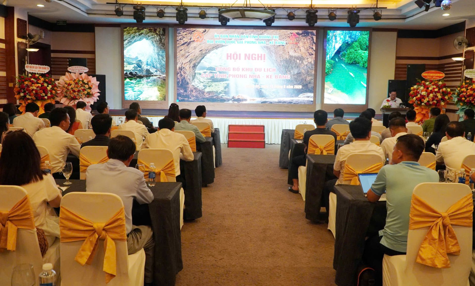 Quang cảnh hội nghị công bố Phong Nha - Kẻ Bàng là Khu du lịch cấp tỉnh. Quang cảnh hội nghị công bố Phong Nha - Kẻ Bàng là Khu du lịch cấp tỉnh.