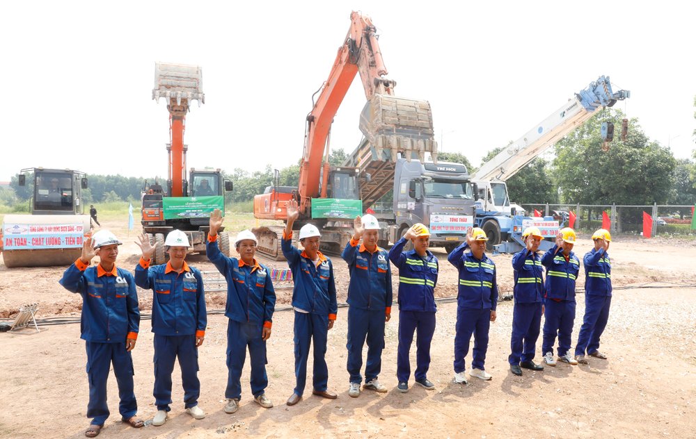Nhà thầu tập trung phương tiện, nhân lực quyết tâm thi công công trình đúng tiến độ. Nhà thầu tập trung phương tiện, nhân lực quyết tâm thi công công trình đúng tiến độ.