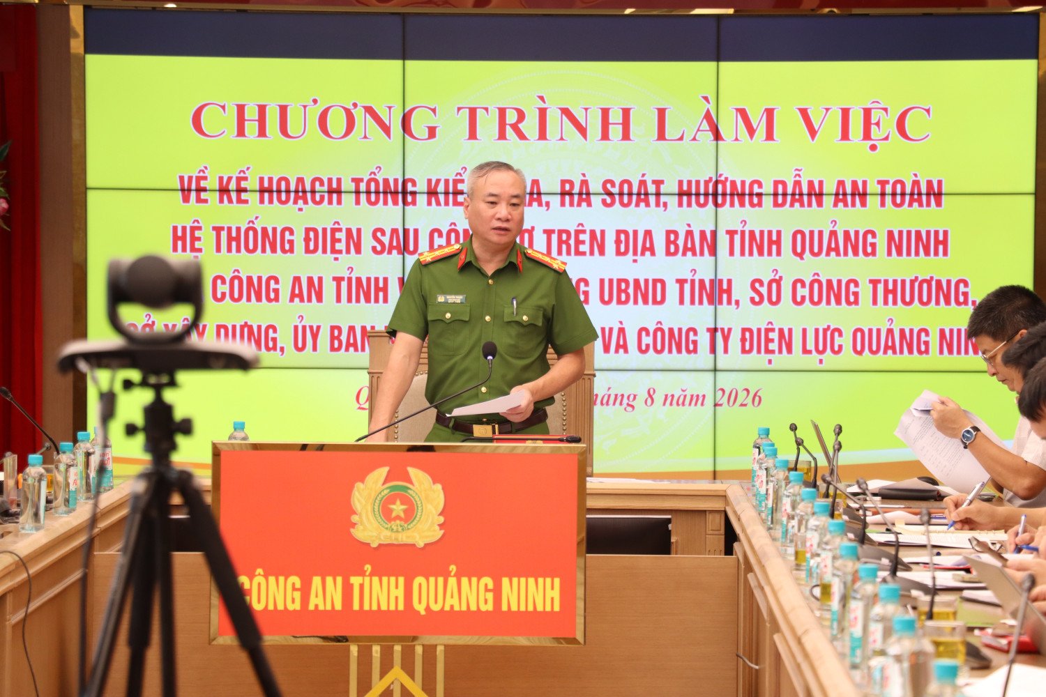 Đại tá Nguyễn Thuận, Ủy viên Ban Thường vụ Đảng ủy, Phó Giám đốc Công an tỉnh Quảng Ninh chủ trì hội nghị Đại tá Nguyễn Thuận, Ủy viên Ban Thường vụ Đảng ủy, Phó Giám đốc Công an tỉnh Quảng Ninh chủ trì hội nghị