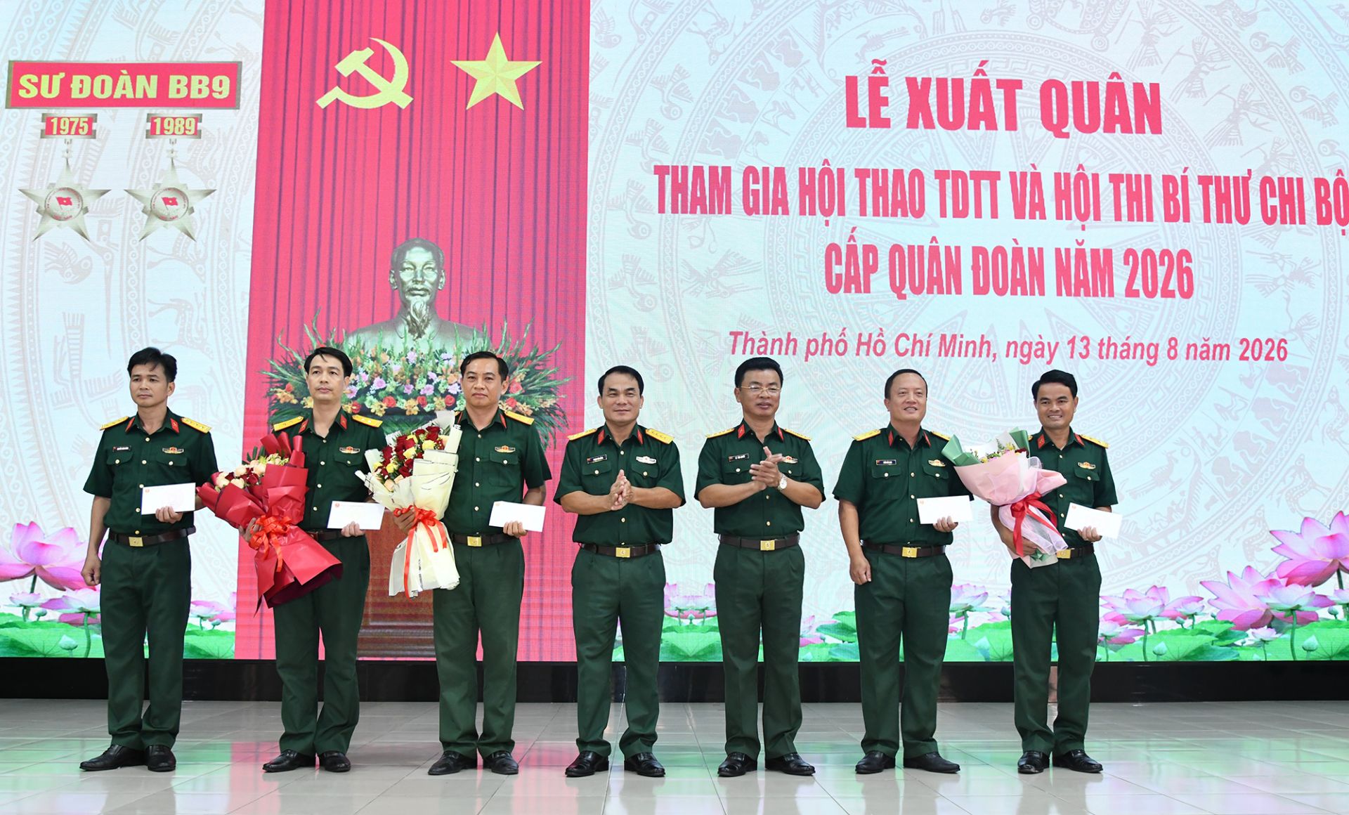Đại t&aacute; L&ecirc; Văn Quyết, Sư đo&agrave;n trưởng v&agrave; Đại t&aacute; Phạm Văn Hồng, Ch&iacute;nh uỷ Sư đo&agrave;n tặng hoa, động vi&ecirc;n v&agrave; chụp h&igrave;nh lưu niệm c&ugrave;ng c&aacute;c Đo&agrave;n tham gia Hội thao, Hội thi.