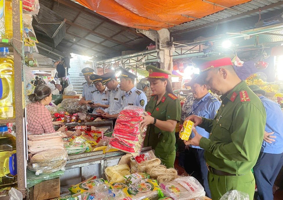 kiểm tra, hướng dẫn các hộ kinh doanh tại chợ Đông Hà. kiểm tra, hướng dẫn các hộ kinh doanh tại chợ Đông Hà.