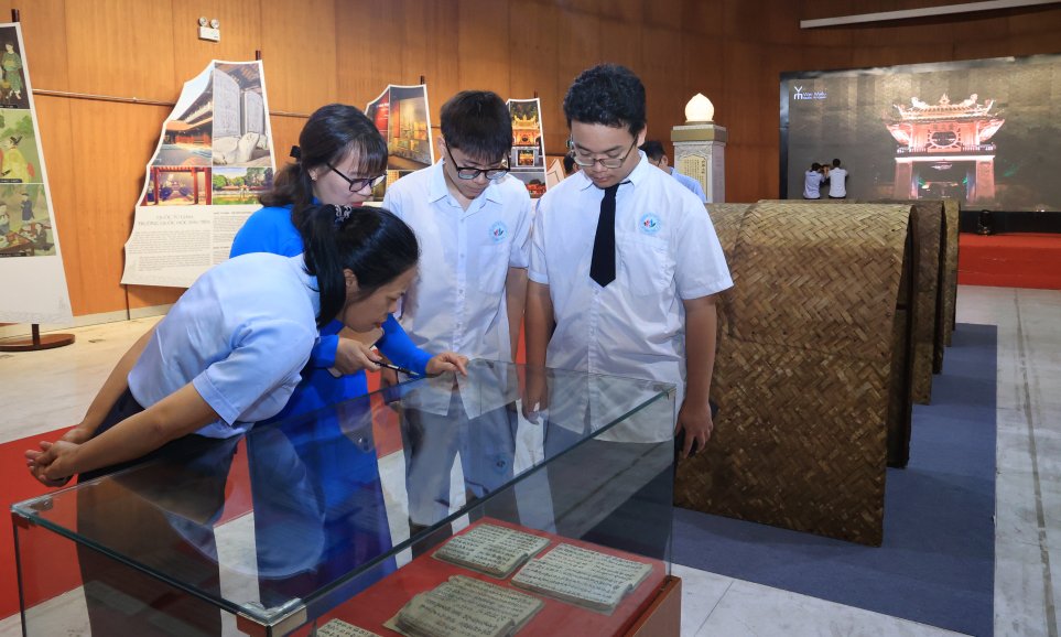 Triển lãm trưng bày sách chữ Hán và bút nghiên của các sĩ tử xưa Triển lãm trưng bày sách chữ Hán và bút nghiên của các sĩ tử xưa