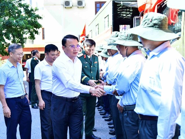 Phó Chủ tịch UBND tỉnh Phùng Thành Vinh động viên cán bộ, chiến sĩ Đội Quy tập liệt sĩ trước khi lên đường làm nhiệm vụ. Phó Chủ tịch UBND tỉnh Phùng Thành Vinh động viên cán bộ, chiến sĩ Đội Quy tập liệt sĩ trước khi lên đường làm nhiệm vụ.