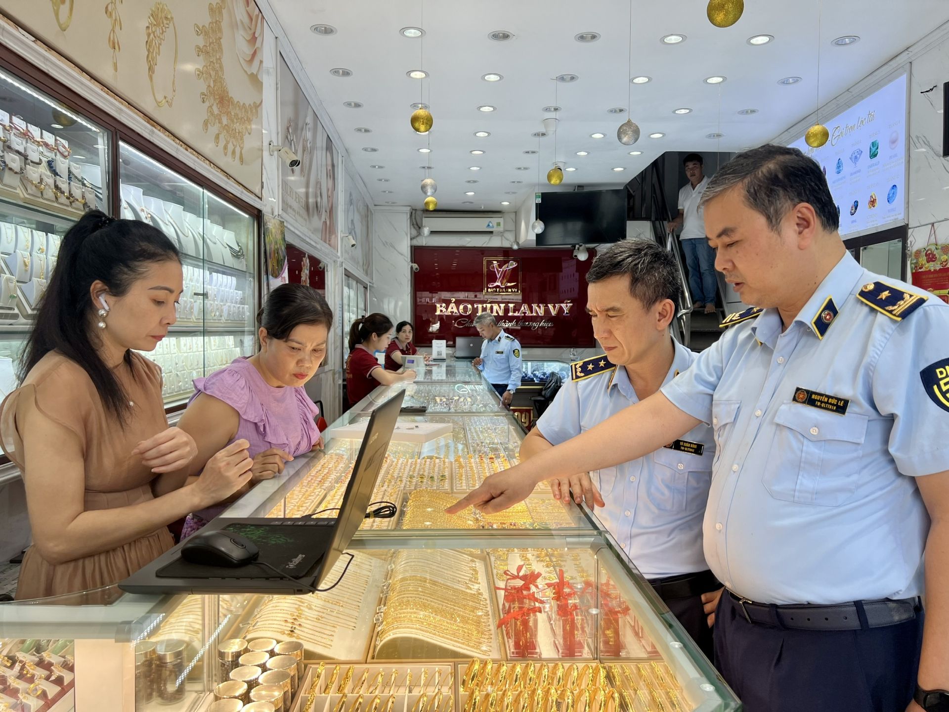 Lực lượng Quản lý thị trường kiểm tra hoạt động kinh doanh vàng, bạc trên địa bàn TP. Hà Nội. Ảnh: dms.gov.vn Lực lượng Quản lý thị trường kiểm tra hoạt động kinh doanh vàng, bạc trên địa bàn TP. Hà Nội. Ảnh: dms.gov.vn
