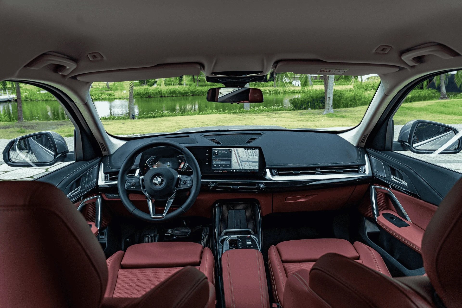 Khoang lái BMW X1 hoàn toàn được phát triển theo triết lý tối giản, lấy người lái làm trung tâm Khoang lái BMW X1 hoàn toàn được phát triển theo triết lý tối giản, lấy người lái làm trung tâm
