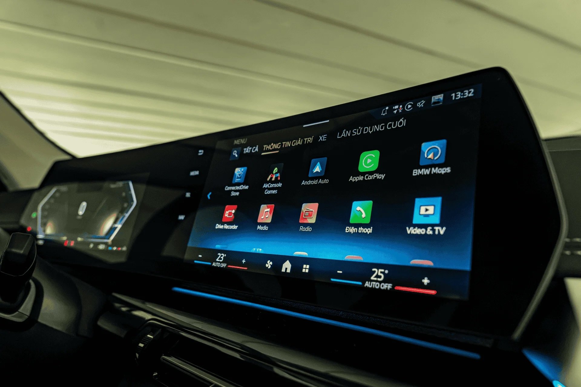 Cụm màn hình cong BMW Curved Display kết hợp màn hình thông tin người lái với màn hình điều khiển trung tâm trong một thiết kế liền mạch là điểm nhấn của khoang lái Cụm màn hình cong BMW Curved Display kết hợp màn hình thông tin người lái với màn hình điều khiển trung tâm trong một thiết kế liền mạch là điểm nhấn của khoang lái
