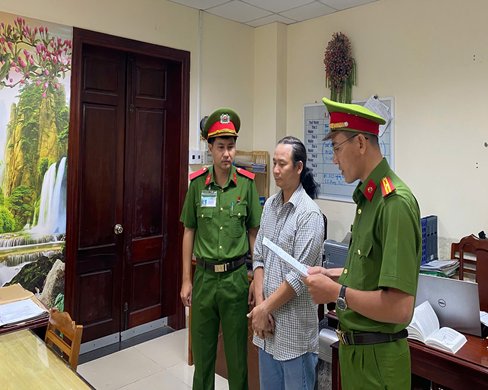 Lực lượng chức năng tống đạt quyết định tố tụng đối với Phạm Văn Tân. Ảnh: Công an TP Cần Thơ Lực lượng chức năng tống đạt quyết định tố tụng đối với Phạm Văn Tân. Ảnh: Công an TP Cần Thơ