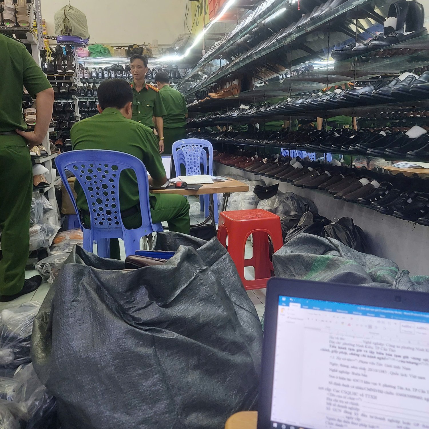 Lực lượng chức năng kiểm tra hàng hóa tại cơ sở kinh doanh. Ảnh: Công an TP Cần Thơ Lực lượng chức năng kiểm tra hàng hóa tại cơ sở kinh doanh. Ảnh: Công an TP Cần Thơ