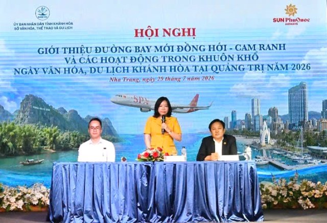 Đại diện Sở Văn hóa, Thể thao và Du lịch Khánh Hòa, Sun PhuQuoc Airways và Hiệp hội Du lịch Khánh Hòa tại hội nghị giới thiệu đường bay Đồng Hới - Cam Ranh. Ảnh: Trần Minh Ngọc. Đại diện Sở Văn hóa, Thể thao và Du lịch Khánh Hòa, Sun PhuQuoc Airways và Hiệp hội Du lịch Khánh Hòa tại hội nghị giới thiệu đường bay Đồng Hới - Cam Ranh. Ảnh: Trần Minh Ngọc.