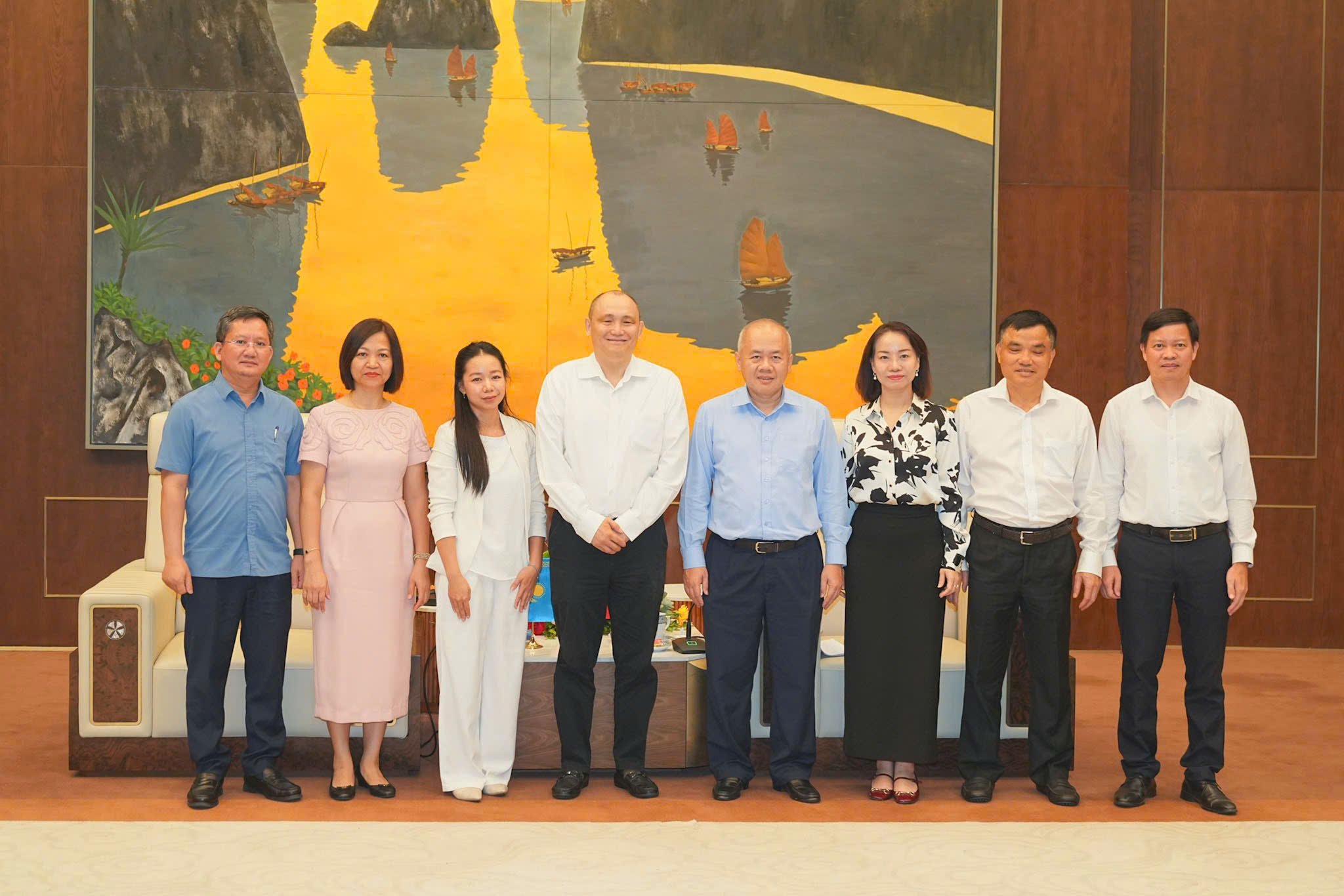 Chủ tịch UBND thành phố Đỗ Thành Trung và Ngài Đại sứ Kanat Tumysh chụp ảnh lưu niệm. Chủ tịch UBND thành phố Đỗ Thành Trung và Ngài Đại sứ Kanat Tumysh chụp ảnh lưu niệm.