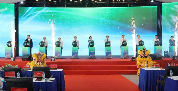 Phó Thủ tướng Phạm Thị Thanh Trà cùng các đại biểu phát lệnh khởi công 5 dự án; Liên danh chủ đầu tư ký kết hợp tác chiến lược, trao quỹ an sinh xã hội cho địa phương. Phó Thủ tướng Phạm Thị Thanh Trà cùng các đại biểu phát lệnh khởi công 5 dự án; Liên danh chủ đầu tư ký kết hợp tác chiến lược, trao quỹ an sinh xã hội cho địa phương.