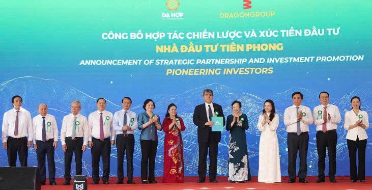 Liên danh chủ đầu tư trao ký kết hợp tác chiến lược với các nhà đầu tư tiên phong. Liên danh chủ đầu tư trao ký kết hợp tác chiến lược với các nhà đầu tư tiên phong.