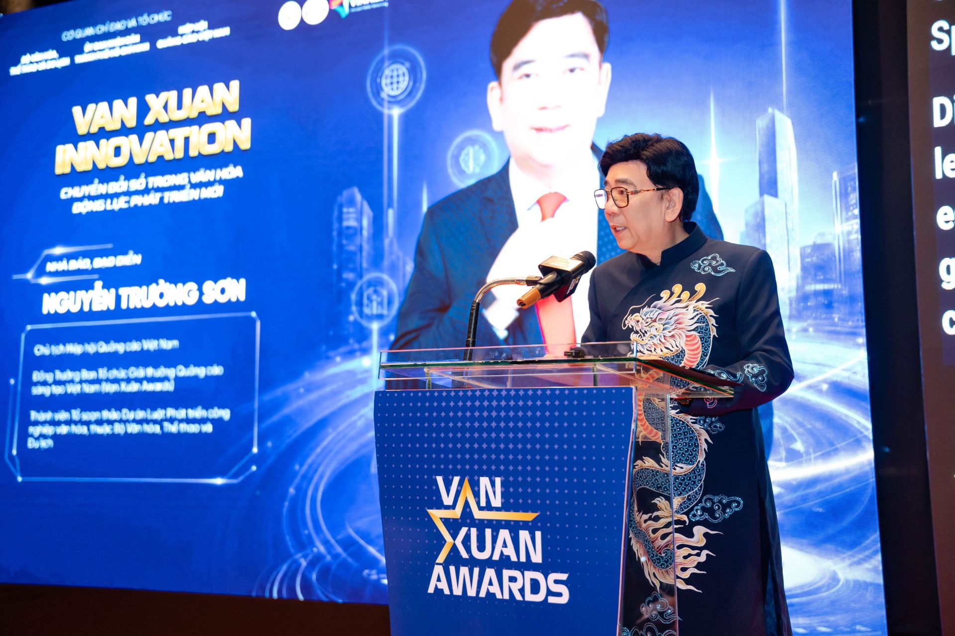 Nhà báo, Đạo diễn Nguyễn Trường Sơn - Chủ tịch Hiệp hội Quảng cáo Việt Nam, Đồng Trưởng Ban Tổ chức Giải thưởng Quảng cáo Sáng tạo Việt Nam phát biểu tại sự kiện Nhà báo, Đạo diễn Nguyễn Trường Sơn - Chủ tịch Hiệp hội Quảng cáo Việt Nam, Đồng Trưởng Ban Tổ chức Giải thưởng Quảng cáo Sáng tạo Việt Nam phát biểu tại sự kiện