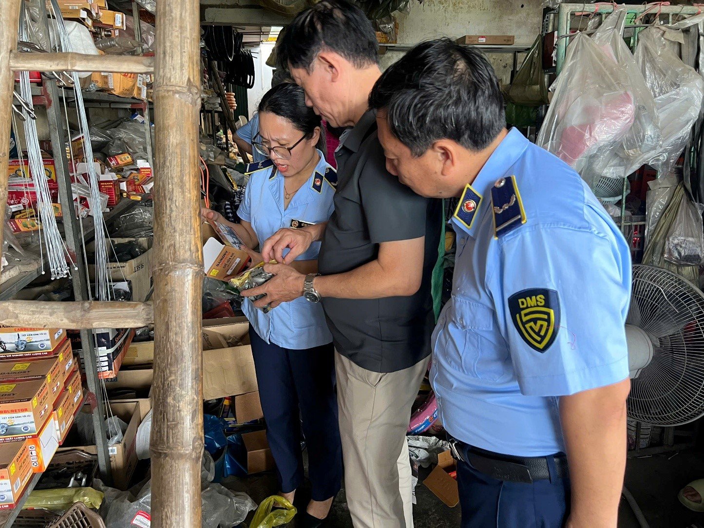 Lực lượng chức năng tỉnh Thanh H&oacute;a kiểm tra h&agrave;ng h&oacute;a tại cơ sở kinh doanh tr&ecirc;n địa b&agrave;n quản l&yacute;