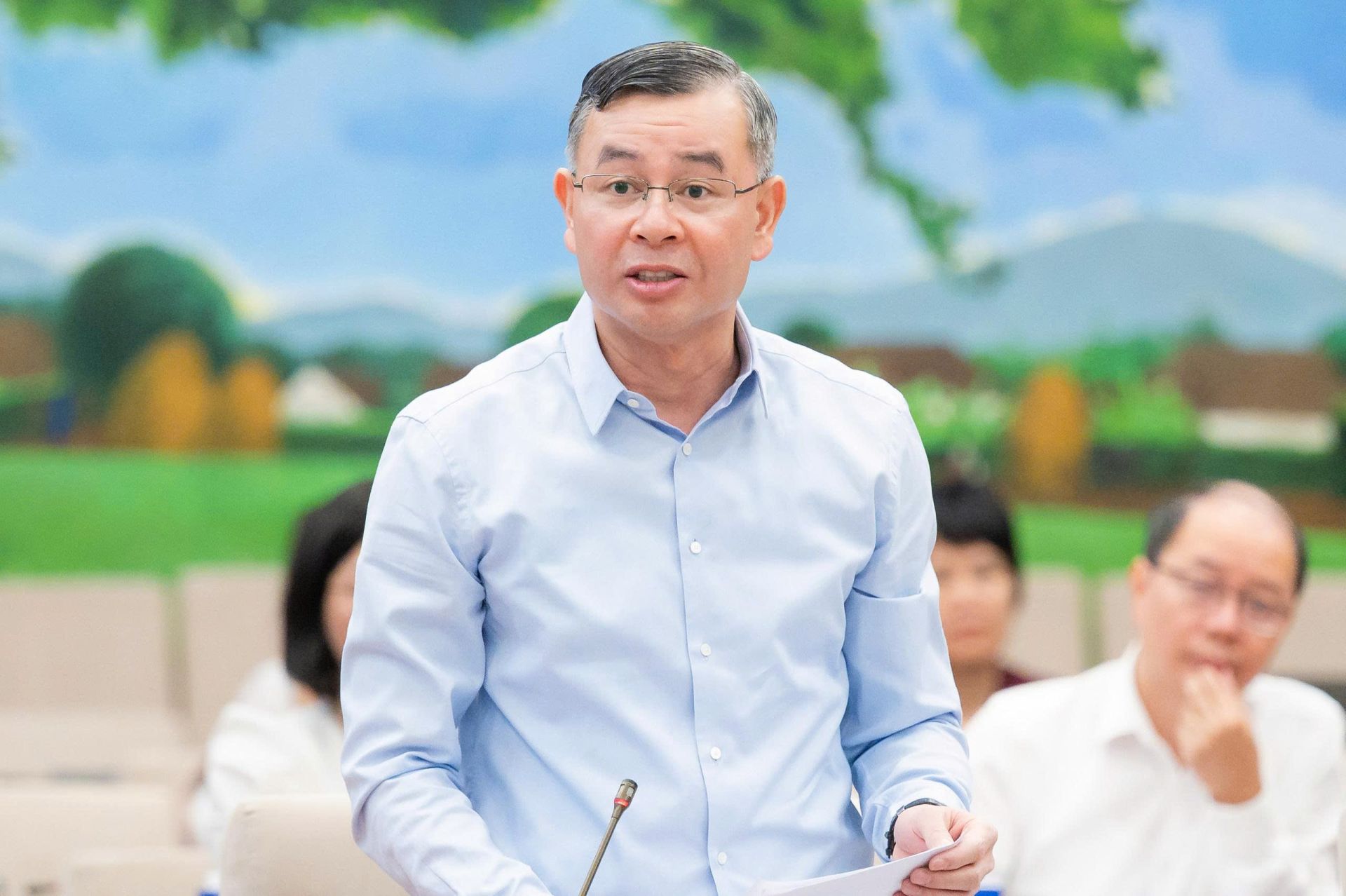 Bộ trưởng Bộ T&agrave;i ch&iacute;nh Ng&ocirc; Văn Tuấn tr&igrave;nh b&agrave;y Tờ tr&igrave;nh