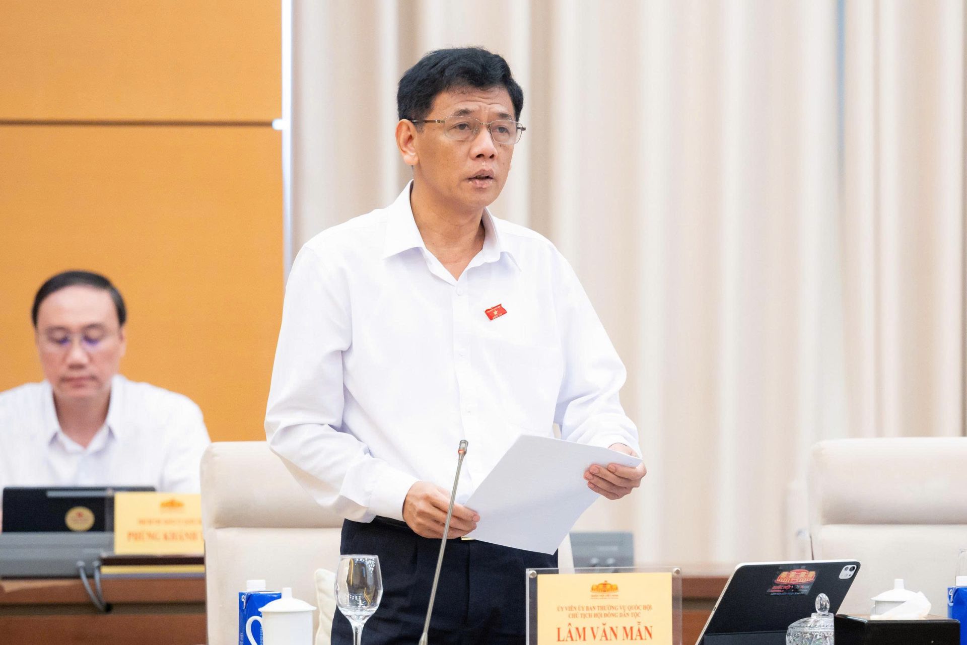 Chủ tịch Hội đồng D&acirc;n tộc L&acirc;m Văn Mẫn tr&igrave;nh b&agrave;y b&aacute;o c&aacute;o thẩm tra