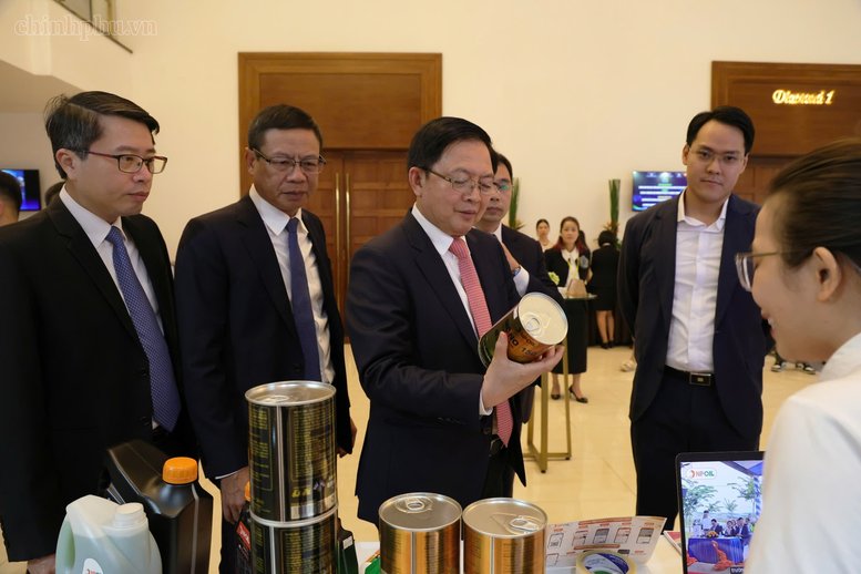 Phó Thủ tướng thăm các gian hàng tại Diễn đàn - Ảnh: chinhphu.vn/Gia Huy Phó Thủ tướng thăm các gian hàng tại Diễn đàn - Ảnh: chinhphu.vn/Gia Huy