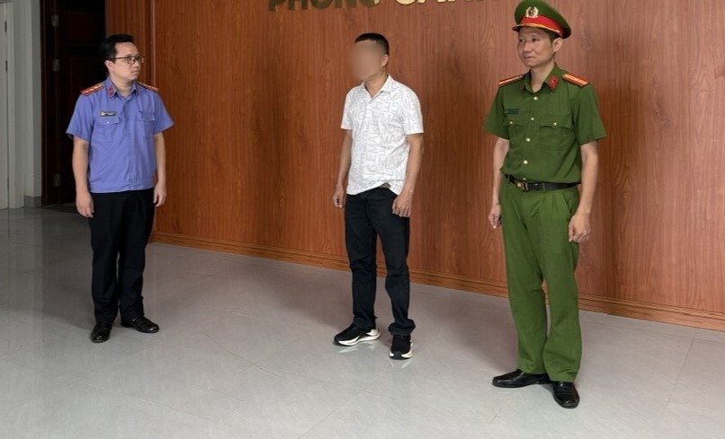 Cơ quan Cảnh sát điều tra Công an tỉnh Bắc Ninh công bố Quyết định khởi tố bị can L.Q.N - Chủ tịch Hội đồng quản trị Công ty Cổ phần sản xuất phân bón Hà Bắc. Ảnh: Công an cung cấp Cơ quan Cảnh sát điều tra Công an tỉnh Bắc Ninh công bố Quyết định khởi tố bị can L.Q.N - Chủ tịch Hội đồng quản trị Công ty Cổ phần sản xuất phân bón Hà Bắc. Ảnh: Công an cung cấp