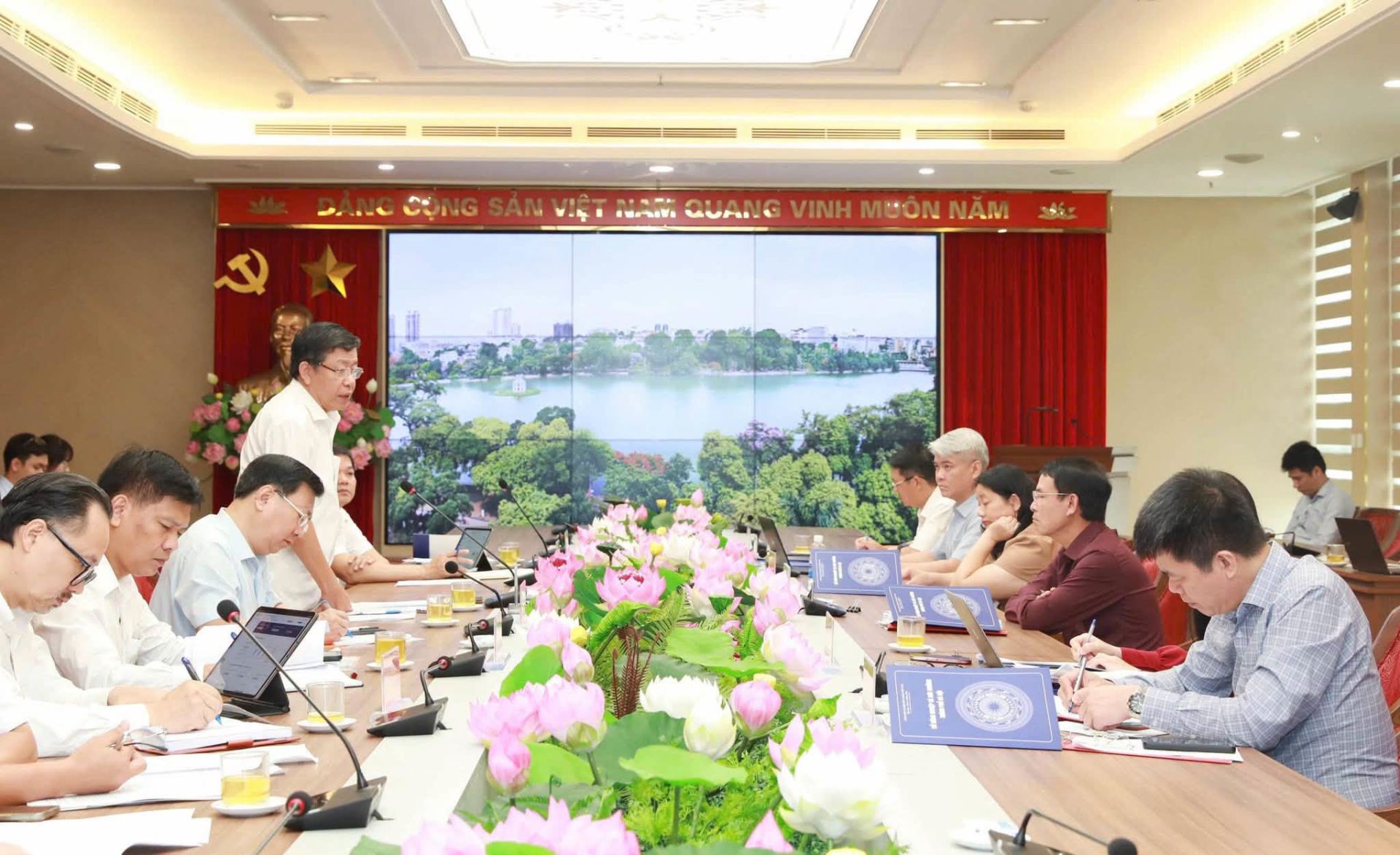 Các đại biểu trao đổi về kết quả, tiến độ triển khai 12 công trình khẩn cấp nhằm giải quyết tình trạng ngập úng trên địa bàn Hà Nội. Các đại biểu trao đổi về kết quả, tiến độ triển khai 12 công trình khẩn cấp nhằm giải quyết tình trạng ngập úng trên địa bàn Hà Nội.