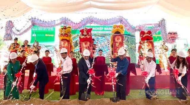 Dự &aacute;n CCN Mang Yang số 2 vừa được tổ chức động thổ. Trong ảnh: Ban tổ chức, đại biểu l&atilde;nh đạo, quan kh&aacute;ch thực hiện nghi thức động thổ Dự &aacute;n.