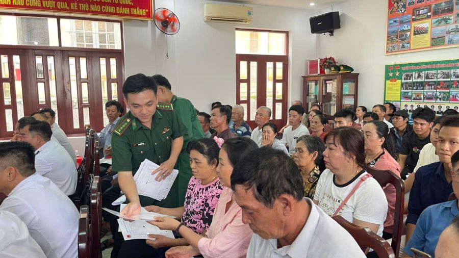 Lực lượng Bộ đội Biên phòng TP.HCM phát tờ rơi tuyên truyền sơ đồ, hệ thống các công trình cho ngư dân. Lực lượng Bộ đội Biên phòng TP.HCM phát tờ rơi tuyên truyền sơ đồ, hệ thống các công trình cho ngư dân.