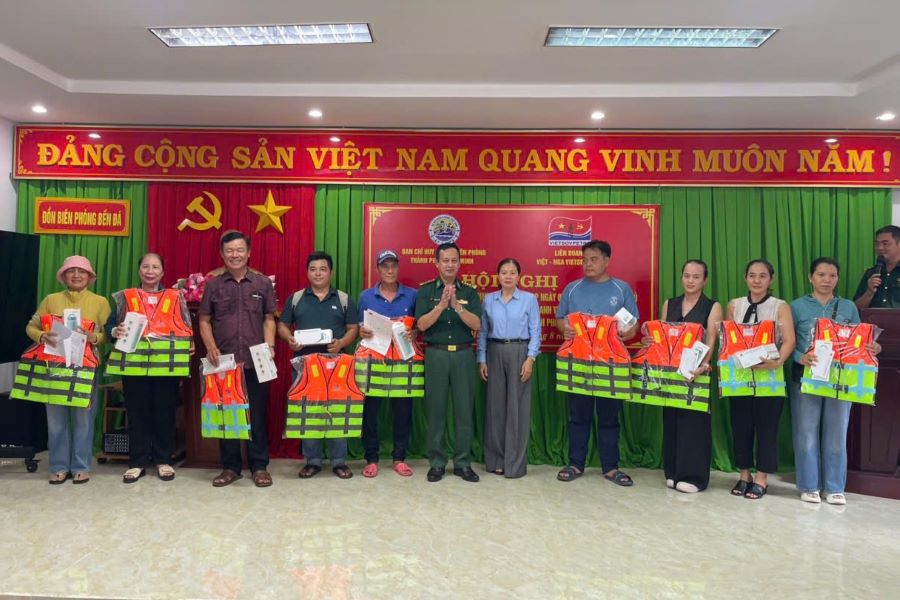 Ban Tổ chức chương trình đã trao tặng quà cho các ngư dân phường Vũng Tàu, TP.HCM. Ban Tổ chức chương trình đã trao tặng quà cho các ngư dân phường Vũng Tàu, TP.HCM.