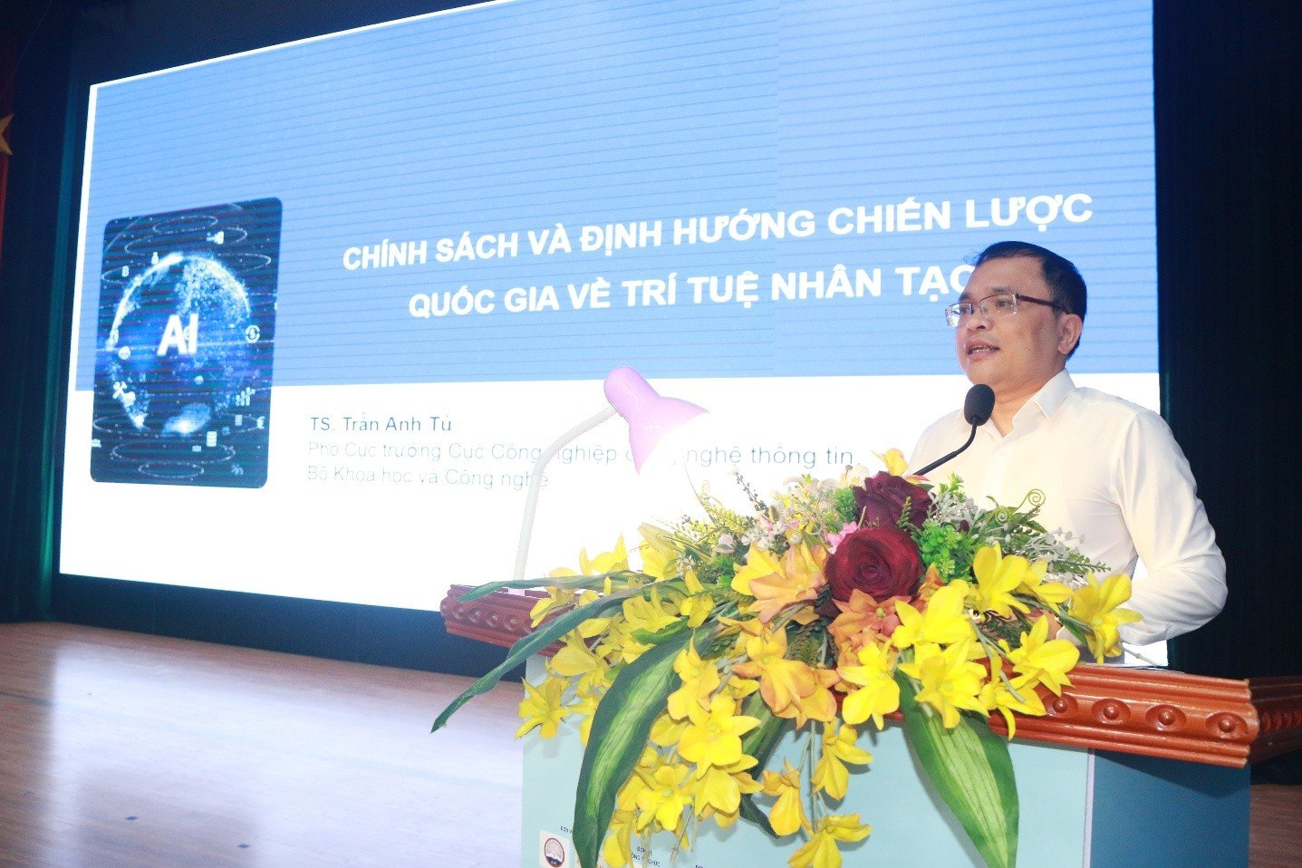 TS. Trần Anh Tú, Phó Cục trưởng, Cục Công nghệ số và Trí tuệ nhân tạo, Bộ Khoa học và Công nghệ báo cáo tại Hội thảo TS. Trần Anh Tú, Phó Cục trưởng, Cục Công nghệ số và Trí tuệ nhân tạo, Bộ Khoa học và Công nghệ báo cáo tại Hội thảo