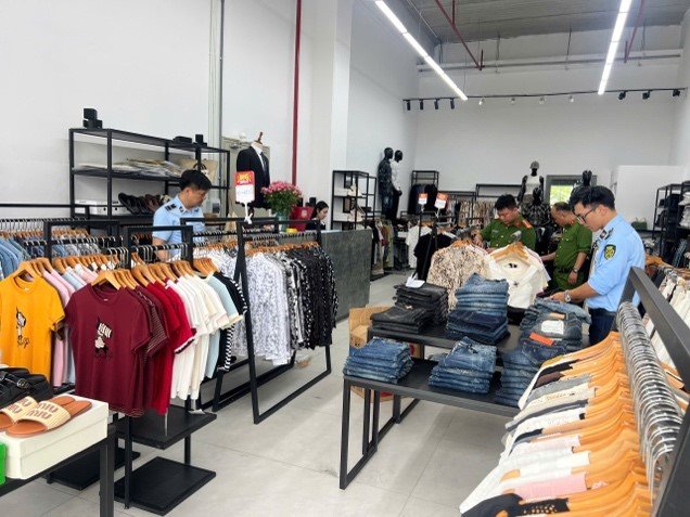 Công an phường Mỹ Hào, tỉnh Hưng Yên phối hợp Đội Quản lý thị trường số 9 (Chi cục Quản lý thị trường tỉnh Hưng Yên) kiểm tra cửa hàng kinh doanh trên địa bàn. Ảnh: congan.hungyen.gov.vn Công an phường Mỹ Hào, tỉnh Hưng Yên phối hợp Đội Quản lý thị trường số 9 (Chi cục Quản lý thị trường tỉnh Hưng Yên) kiểm tra cửa hàng kinh doanh trên địa bàn. Ảnh: congan.hungyen.gov.vn
