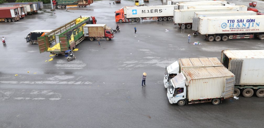 Bốc xếp hàng hoá tại Cửa khẩu Bắc Phong Sinh Bốc xếp hàng hoá tại Cửa khẩu Bắc Phong Sinh
