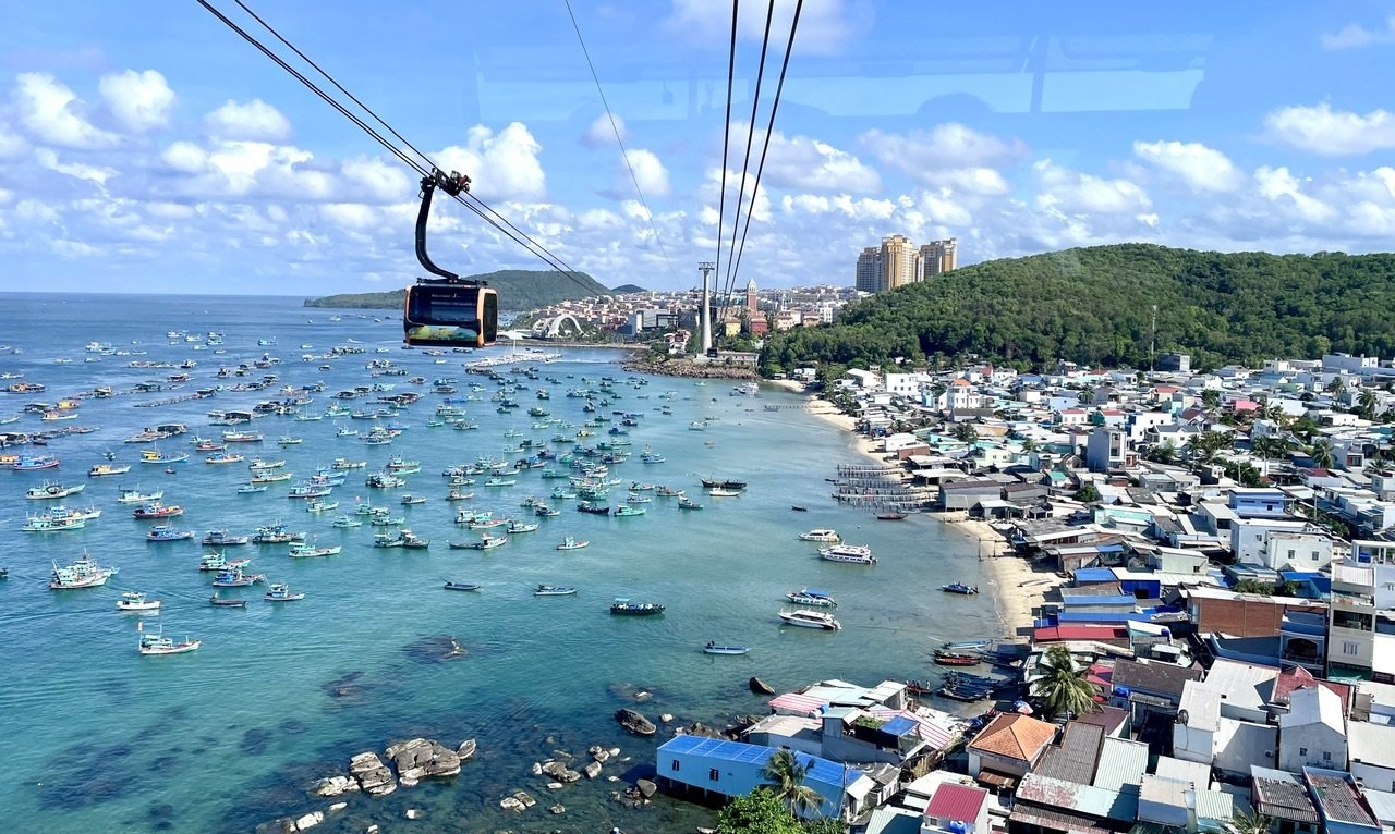 Ngồi cabin C&aacute;p treo H&ograve;n Thơm-Ph&uacute; Quốc m&atilde;n nh&atilde;n ngắm biển, trời đặc khu Ph&uacute; Quốc