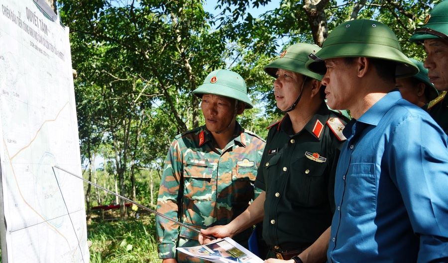 Thiếu tướng Lê Văn Trung, Phó Chính ủy Quân khu 4 và đồng chí Lê Văn Bảo, Phó Chủ tịch UBND tỉnh Quảng Trị nghiên cứu, khảo sát trên bản đồ, xác định khu vực tìm kiếm Thiếu tướng Lê Văn Trung, Phó Chính ủy Quân khu 4 và đồng chí Lê Văn Bảo, Phó Chủ tịch UBND tỉnh Quảng Trị nghiên cứu, khảo sát trên bản đồ, xác định khu vực tìm kiếm