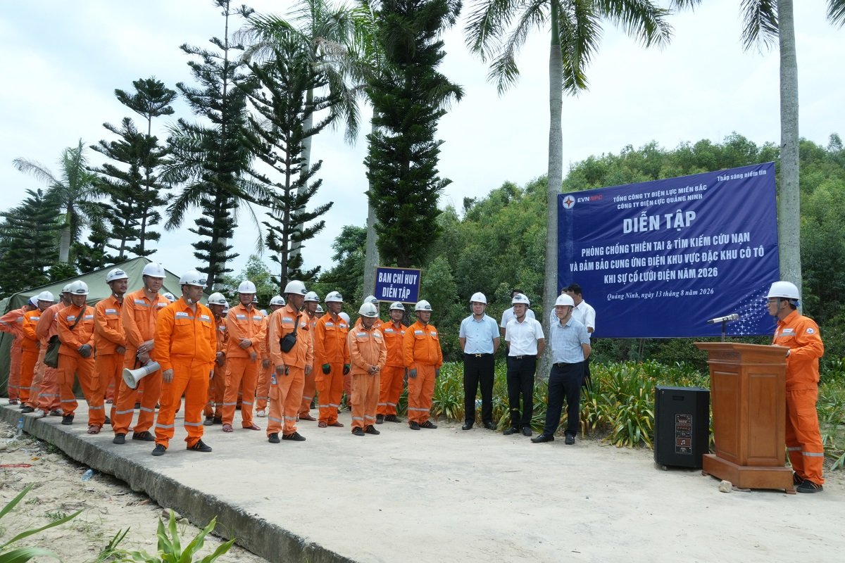 Ông Lê Bá Quyến - Phó Giám đốc Công ty, Trưởng Ban Chỉ huy diễn tập phát biểu bế mạc Ông Lê Bá Quyến - Phó Giám đốc Công ty, Trưởng Ban Chỉ huy diễn tập phát biểu bế mạc