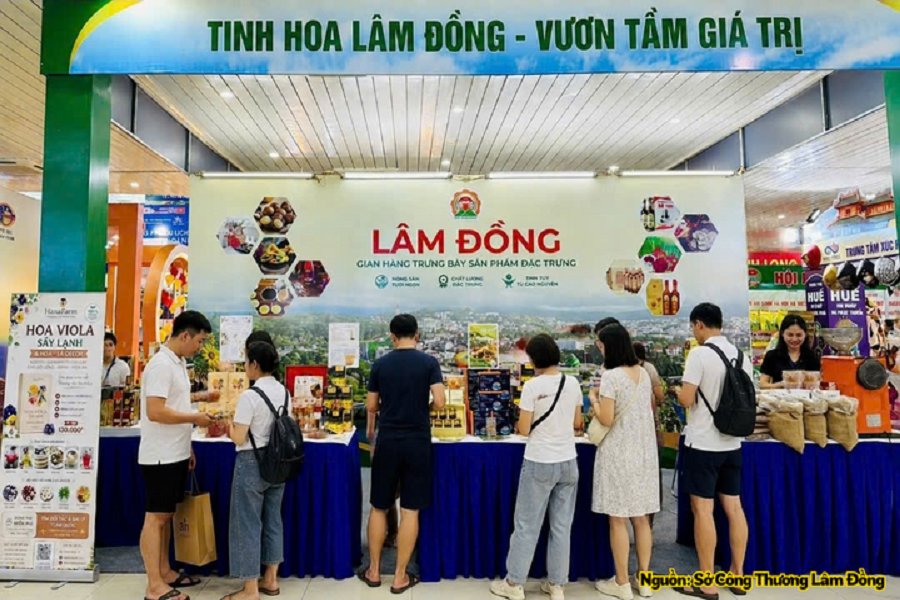 Gian h&agrave;ng giới thiệu sản phẩm đặc trưng của tỉnh L&acirc;m Đồng tại hội chợ.