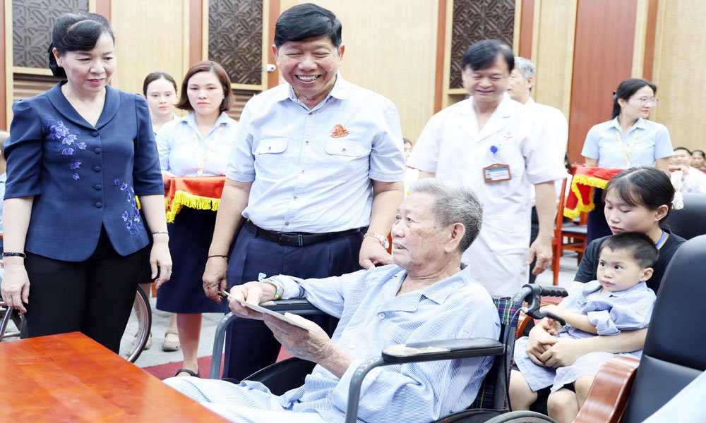 ông Nguyễn Văn Hùng, Chủ tịch Hội đồng thành viên Công ty trách nhiệm hữu hạn Tập đoàn Quốc tế Phượng Hoàng thăm hỏi, động viên, tặng quà người bệnh đang điều trị tại Bệnh viện Đa khoa Bắc Ninh số 1. ông Nguyễn Văn Hùng, Chủ tịch Hội đồng thành viên Công ty trách nhiệm hữu hạn Tập đoàn Quốc tế Phượng Hoàng thăm hỏi, động viên, tặng quà người bệnh đang điều trị tại Bệnh viện Đa khoa Bắc Ninh số 1.