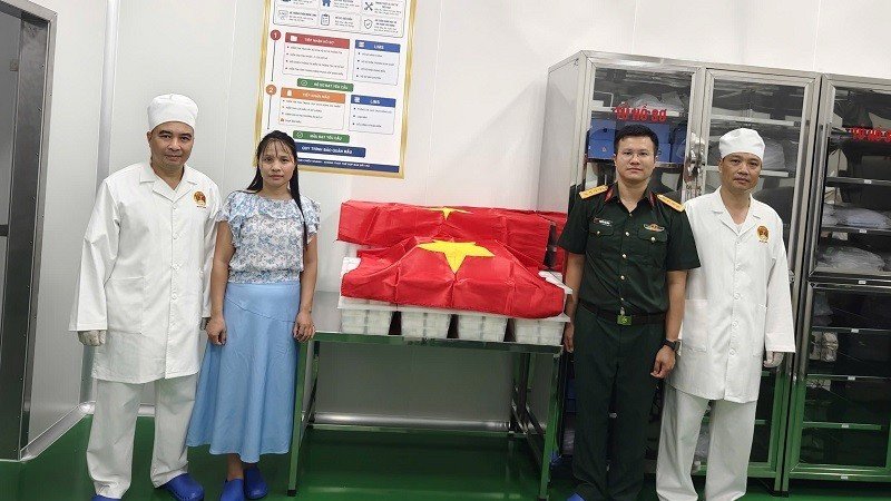 Thành viên Ban Chỉ đạo tìm kiếm, xác định danh tính liệt sĩ tỉnh Điện Biên tổ chức bàn giao 876 mẫu hài cốt liệt sĩ được thu nhận từ Nghĩa trang liệt sĩ Độc Lập. (Ảnh: Bộ Chỉ huy Quân sự tỉnh Điện Biên) Thành viên Ban Chỉ đạo tìm kiếm, xác định danh tính liệt sĩ tỉnh Điện Biên tổ chức bàn giao 876 mẫu hài cốt liệt sĩ được thu nhận từ Nghĩa trang liệt sĩ Độc Lập. (Ảnh: Bộ Chỉ huy Quân sự tỉnh Điện Biên)