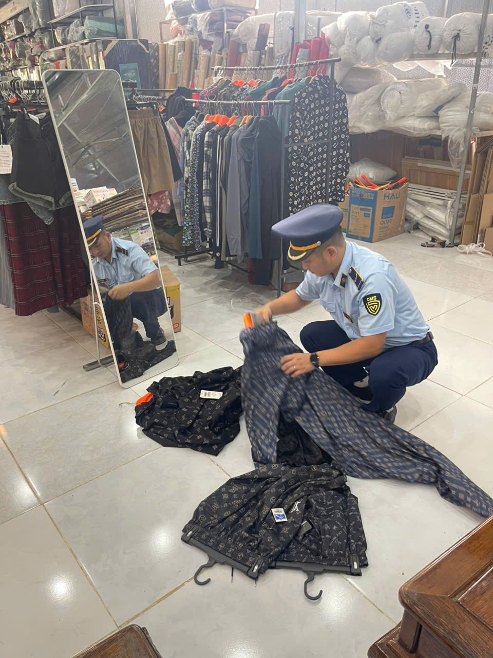 Lực lượng thuộc Đội Quản lý thị trường số 2 kiểm tra hàng hóa tại cơ sở kinh doanh trên địa bàn Lực lượng thuộc Đội Quản lý thị trường số 2 kiểm tra hàng hóa tại cơ sở kinh doanh trên địa bàn