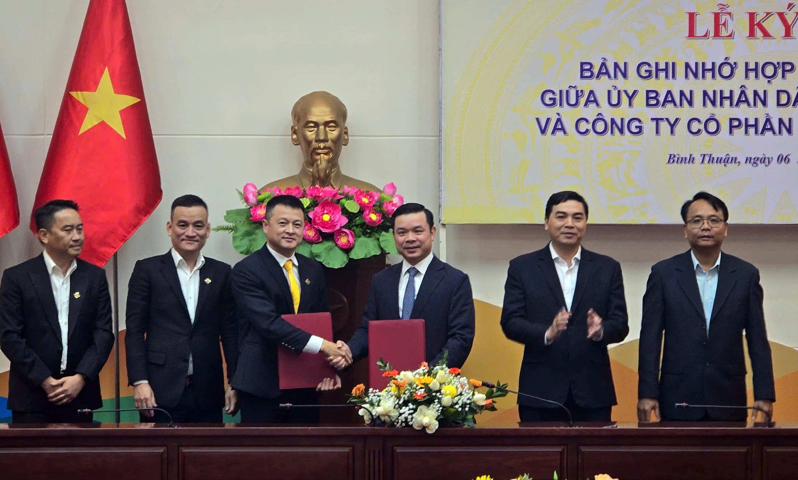 Ông Đỗ Hữu Huy ký kết hợp tác với tập đoàn Sun Group vào tháng 3/2025. Ảnh PN Ông Đỗ Hữu Huy ký kết hợp tác với tập đoàn Sun Group vào tháng 3/2025. Ảnh PN