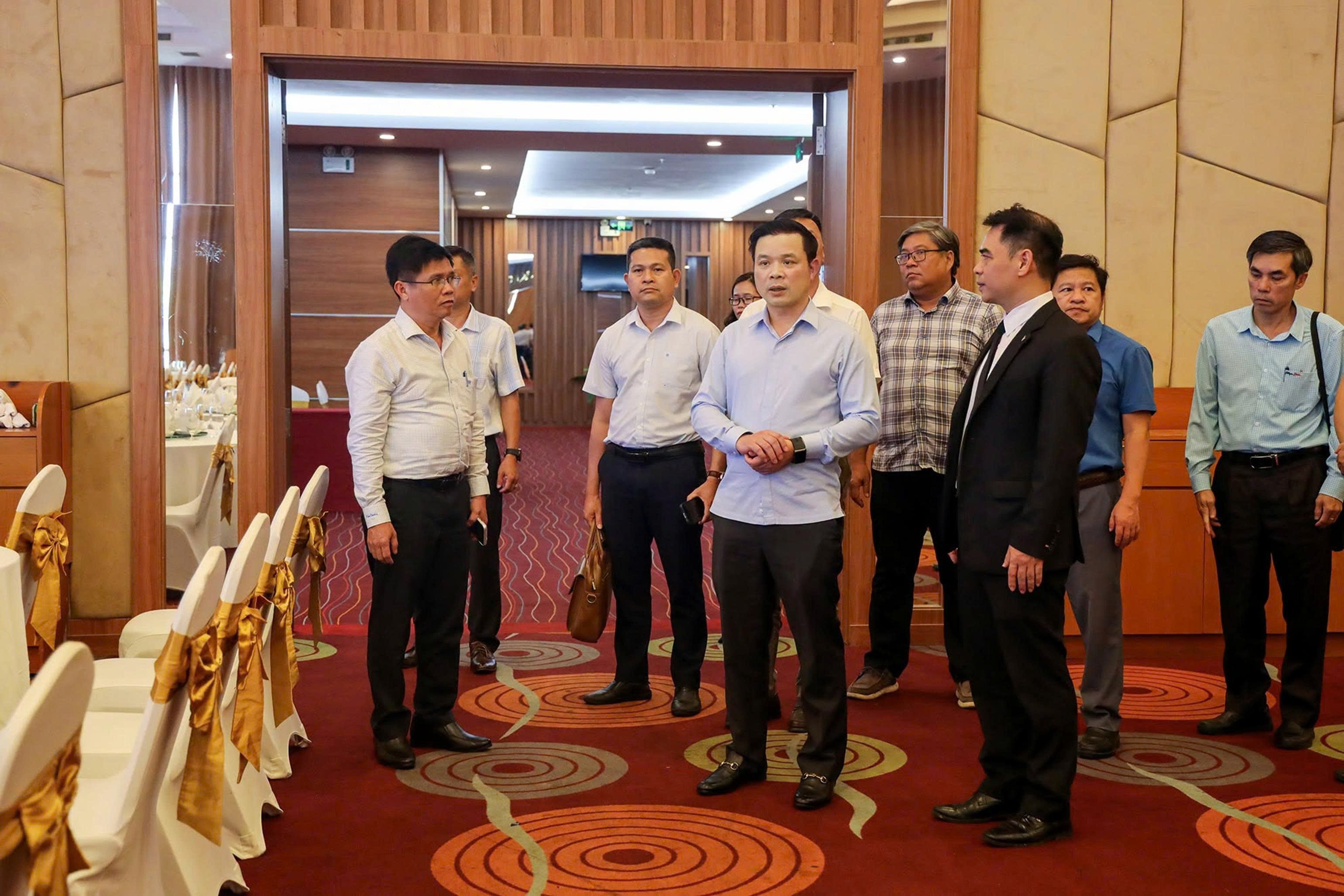 Chủ tịch UBND tỉnh Đắk Lắk kiểm tra các khâu chuẩn bị cho lễ hội. Ảnh BĐL Chủ tịch UBND tỉnh Đắk Lắk kiểm tra các khâu chuẩn bị cho lễ hội. Ảnh BĐL