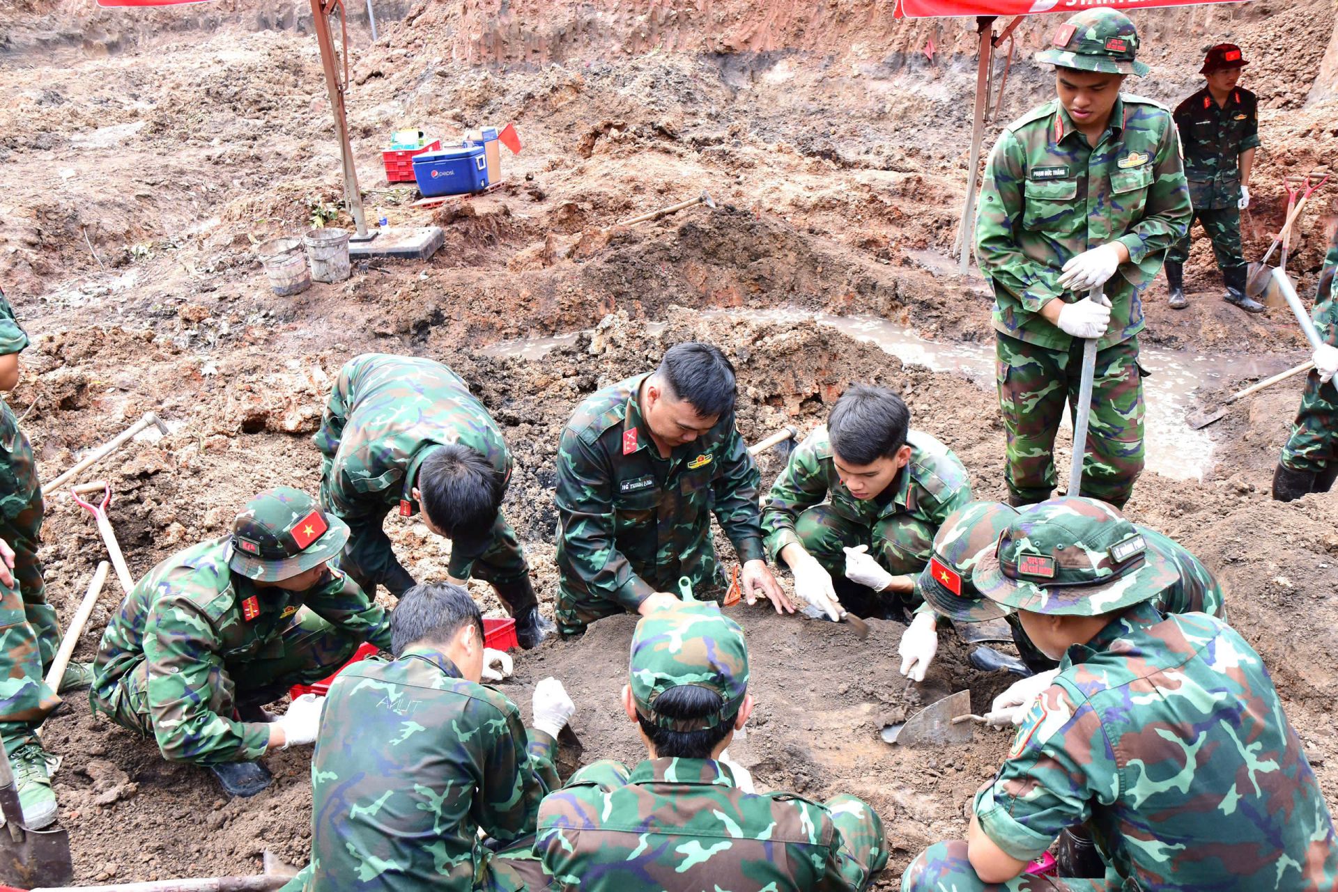 Các lực lượng xử lý, vận chuyển đất phục vụ công tác tìm kiếm, quy tập hài cốt liệt sĩ tại Công viên Lê Thị Riêng. Ảnh: TM Các lực lượng xử lý, vận chuyển đất phục vụ công tác tìm kiếm, quy tập hài cốt liệt sĩ tại Công viên Lê Thị Riêng. Ảnh: TM