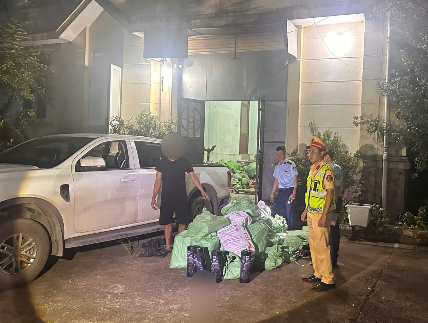 Lái xe cùng tang vật bị lực lượng chức năng bắt giữ Lái xe cùng tang vật bị lực lượng chức năng bắt giữ