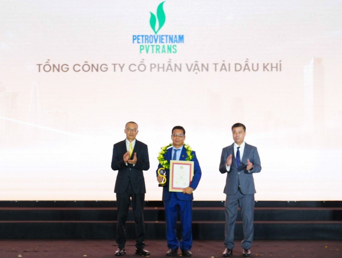 Ông Lê Mạnh Tuấn - Thành viên Hội đồng quản trị, Phó Tổng Giám đốc PVTrans, đại diện Tổng công ty nhận biểu trưng và chứng nhận Top 50 Công ty Đại chúng uy tín và hiệu quả năm 2026 Ông Lê Mạnh Tuấn - Thành viên Hội đồng quản trị, Phó Tổng Giám đốc PVTrans, đại diện Tổng công ty nhận biểu trưng và chứng nhận Top 50 Công ty Đại chúng uy tín và hiệu quả năm 2026